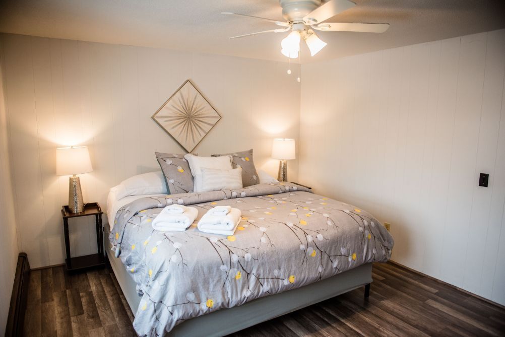 2 dormitorios, tabla de planchar con plancha, ropa de cama