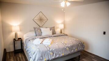 2 dormitorios, tabla de planchar con plancha, ropa de cama