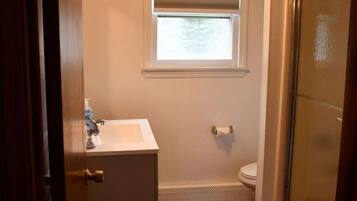 Artículos de higiene personal gratuitos, secador de pelo y toallas