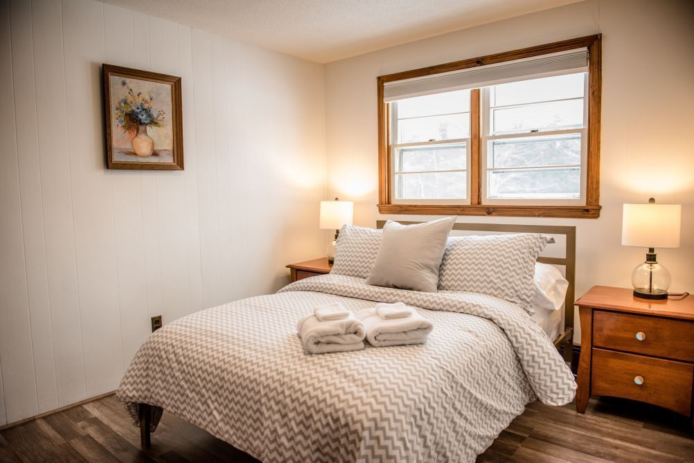 2 bedrooms, iron/ironing board, bed sheets