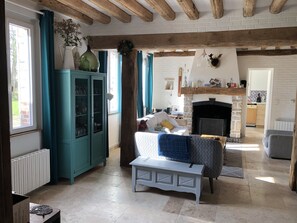 Fireplace, books, stereo