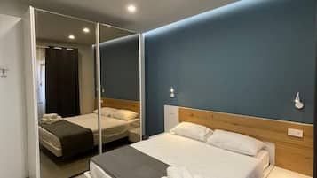 Una cassaforte in camera, una scrivania, postazione laptop