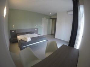 Deluxe Double Room | In-room safe, desk, laptop workspace, blackout drapes - B&Benny (Reggio Calabria)