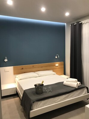 Standard Double Room | In-room safe, desk, laptop workspace, blackout drapes - B&Benny (Reggio Calabria)