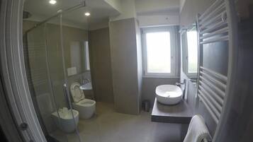 Deluxe-Doppelzimmer | Badezimmer | Dusche, Bidet, Handtücher