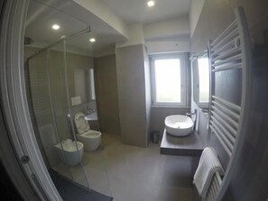 Deluxe Double Room | Bathroom | Shower, bidet, towels - B&Benny (Reggio Calabria)