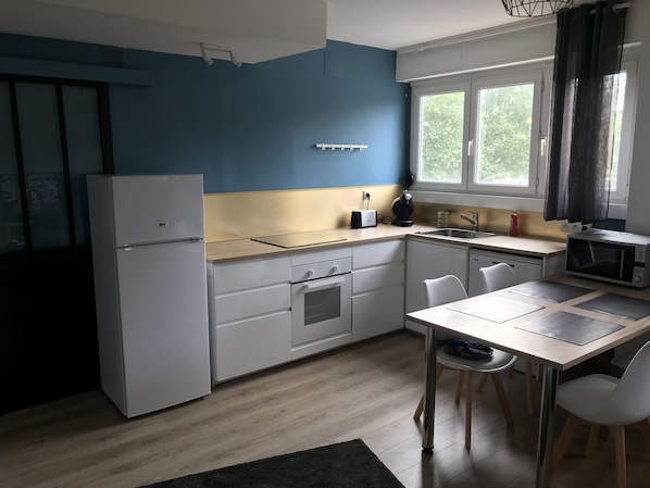 Microwave, oven, dishwasher, coffee/tea maker