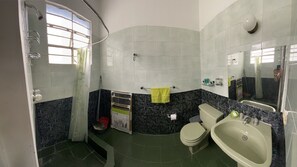 SĂšche-cheveux, serviettes fournies, savon, shampoing