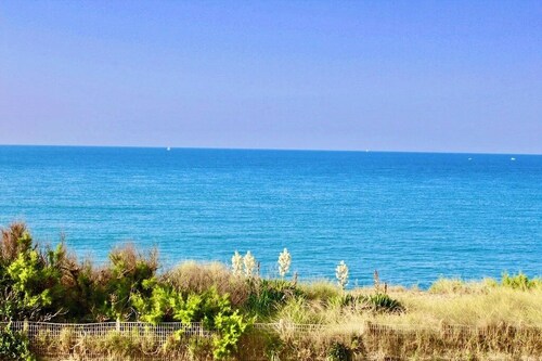SEAFRONT, Magnificent 180° Sea View, High Standard, Garden and Private Parking