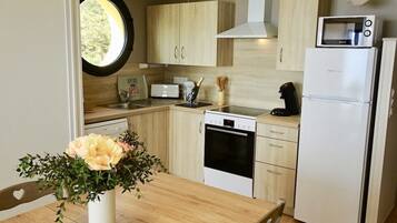 Réfrigérateur, micro-ondes, four, plaque de cuisson