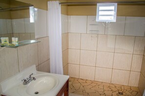 Bathroom shower - Group Garden Getaway (Willemstad)