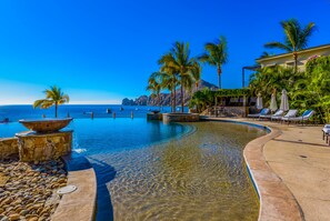 Alberca al aire libre y alberca climatizada