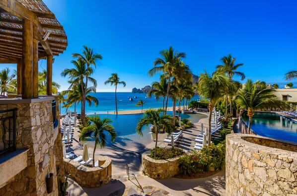 Alberca al aire libre y alberca climatizada