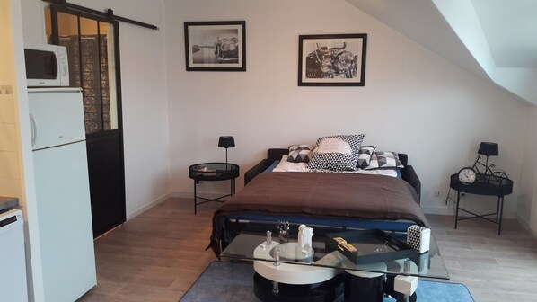 Iron/ironing board, travel cot, WiFi, bed sheets