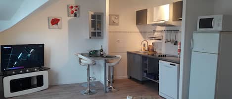 Réfrigérateur, four à micro-ondes, surface de cuisson, lave-vaisselle
