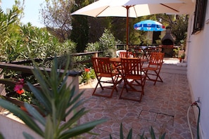 Outdoor dining - Holiday House Doda with terrace and seaview, 150m from the beach (Povlja)
