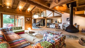 Smart TV, fireplace, DVD player, ping pong
