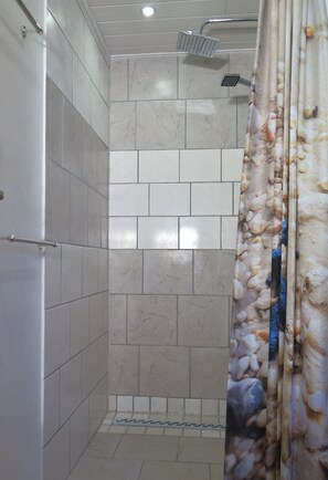 Douche, séchoir à cheveux, serviettes fournies, savon