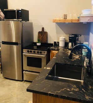 Geladeira, micro-ondas, fogão, cooktop