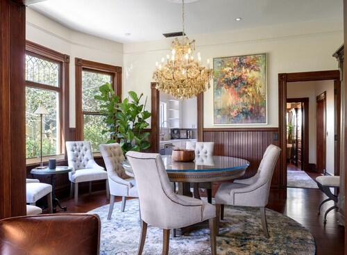 Upscale Downtown home. Walk to Beach, Bars, and Shops
