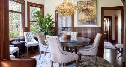 Upscale Downtown home. Walk to Beach, Bars, and Shops