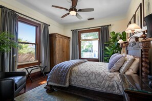 3 bedrooms, iron/ironing board, travel cot, free WiFi - Upscale Downtown home. Walk to Beach, Bars, and Shops (Santa Barbara)