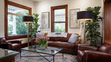 Smart-tv, bøger, stereoanlæg