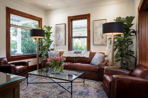 Smart TV, books, stereo - Upscale Downtown home. Walk to Beach, Bars, and Shops (Santa Barbara)