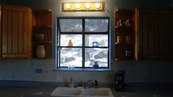 Jääkaappi, mikroaaltouuni, liesi, kahvin-/teenkeitin