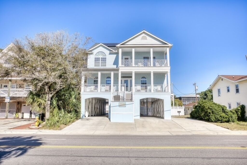 FAMILY FRIENDLY, 6 Large Bedrooms!, 3 Minute Walk to BEACH! , private pool