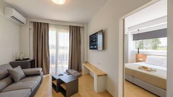 Minibar, escritorio y espacio para trabajar con laptop