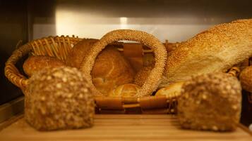 Desayuno buffet los fines de semana (EUR 8 por persona)