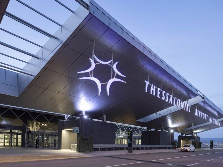 Le terminal de l’aéroport de Thessalonique se distingue par son architecture moderne, notamment grâce à sa toiture imposante et à une signalisation claire.