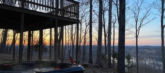 Terra Alta - Incredible River Views and Hot Tub!