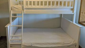 4 bedrooms, iron/ironing board, free WiFi, bed sheets