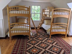 4 bedrooms, iron/ironing board, free WiFi, bed sheets