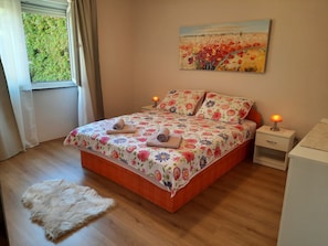 2 bedrooms, iron/ironing board, WiFi