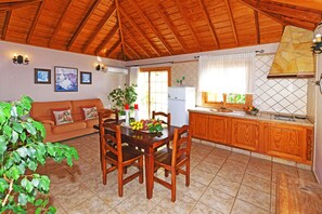 Dining - Typical Canarian house in Tijarafe with private pool and barbecue (Tijarafe)