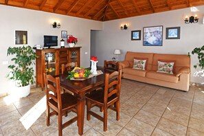 TV - Holiday home for 6 people with private pool (Tijarafe)