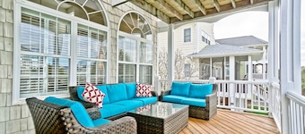 BEAUTIFUL OCEAN ISLE BEACH 7 BEDROOM CANAL HOME