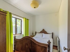 2 bedrooms, travel cot, free WiFi