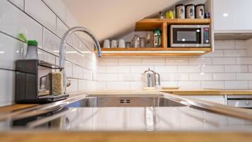 Een koelkast, een microgolfoven, een oven, een kookplaat