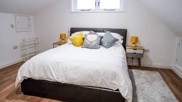 1 quarto, escrivaninha, ferros/tábuas de passar roupa, berço de viagem