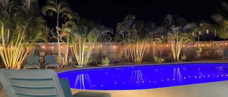 Alberca al aire libre y alberca climatizada