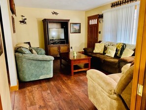 Smart TV, fireplace, DVD player, foosball - Country Ranch close to area historical attractions (Saluda)