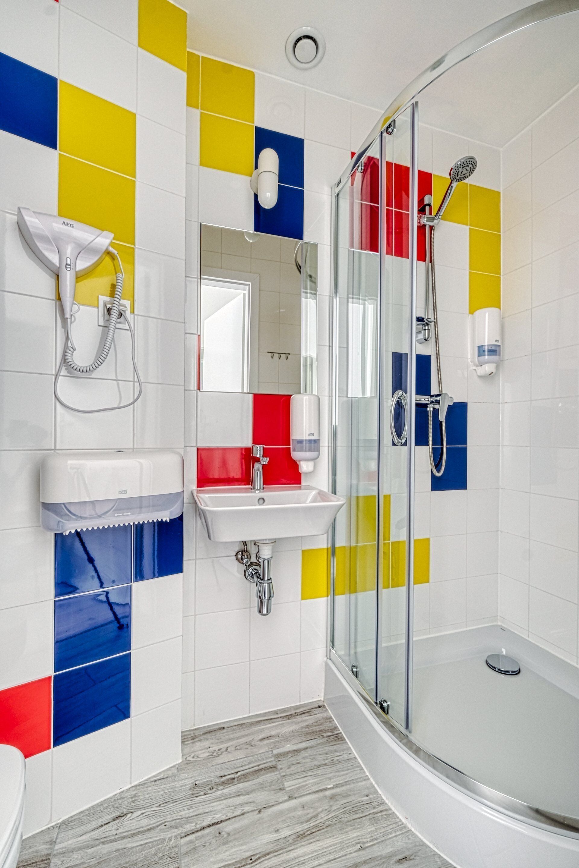 triple room, private bathroom | bathroom | shower, free toiletries, hair dryer, slippers