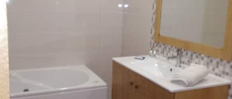 Dusche, Whirlpool, Bidet, Handtücher