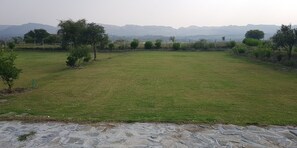 Property grounds - Kallar kahar Country Club Farm house. Lake view from comfort of your house. 3km. (Kallar Kahar)