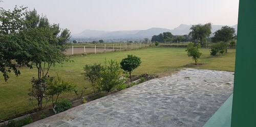 Kallar kahar Country Club Farm house. Lake view from comfort of your house. 3km.