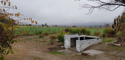 Kallar kahar Country Club Farm house. Lake view from comfort of your house. 3km.